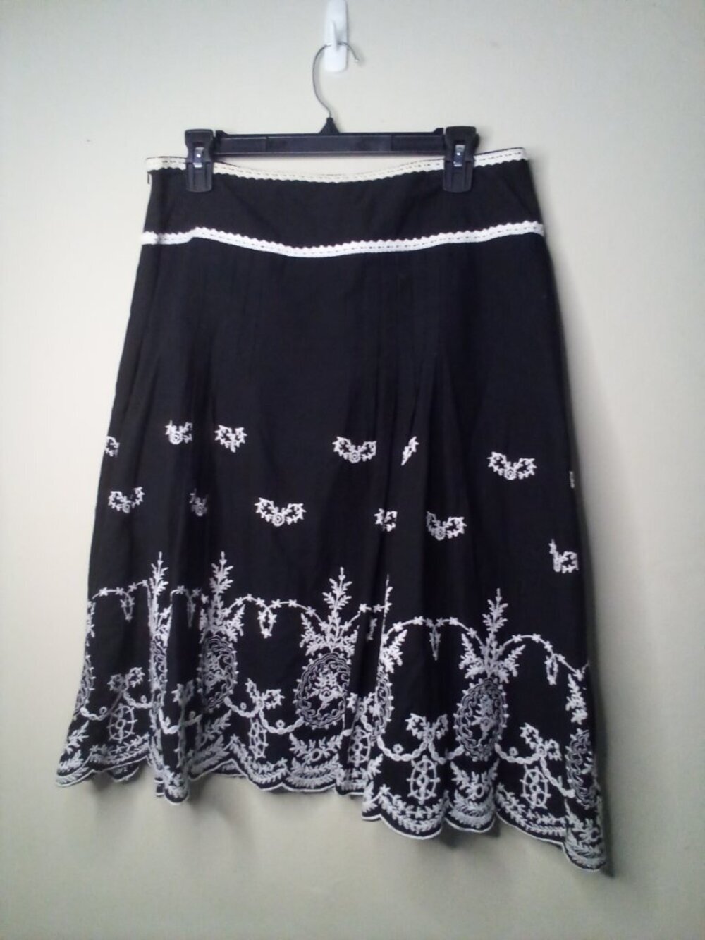 New Directions Skirt Women M Crochet Scallop Hem Lined Black White - Picture 9 of 13